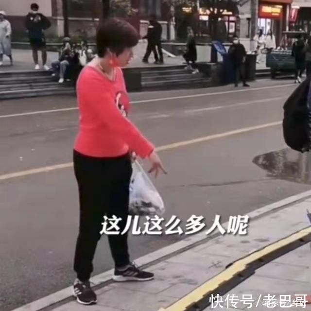 道德底线|山东济南一女子在路边不雅直播，遭过路大姐怒怼:你跪谁呢?