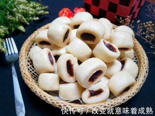 最近儿子迷上这个早餐,比面包口感松软,满满都是料,特好吃