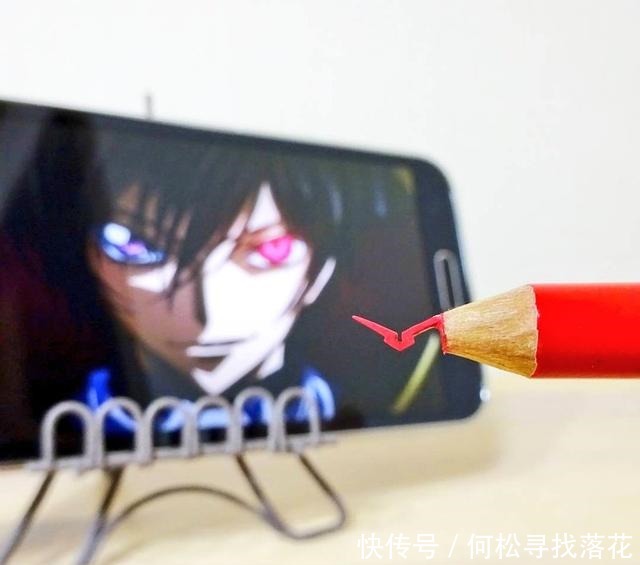 动手|动手高玩展示最新铅笔雕刻作品《反叛的鲁鲁修》GEASS标志