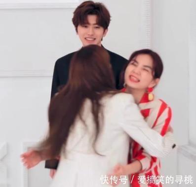 颜值担当 蔡徐坤录《青春有你2》涂了多少粉当他和Lisa握手后,真相了