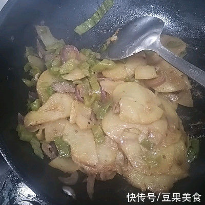 洋葱|这样做干锅土豆片，比饭店做的好吃百倍，做法超简单