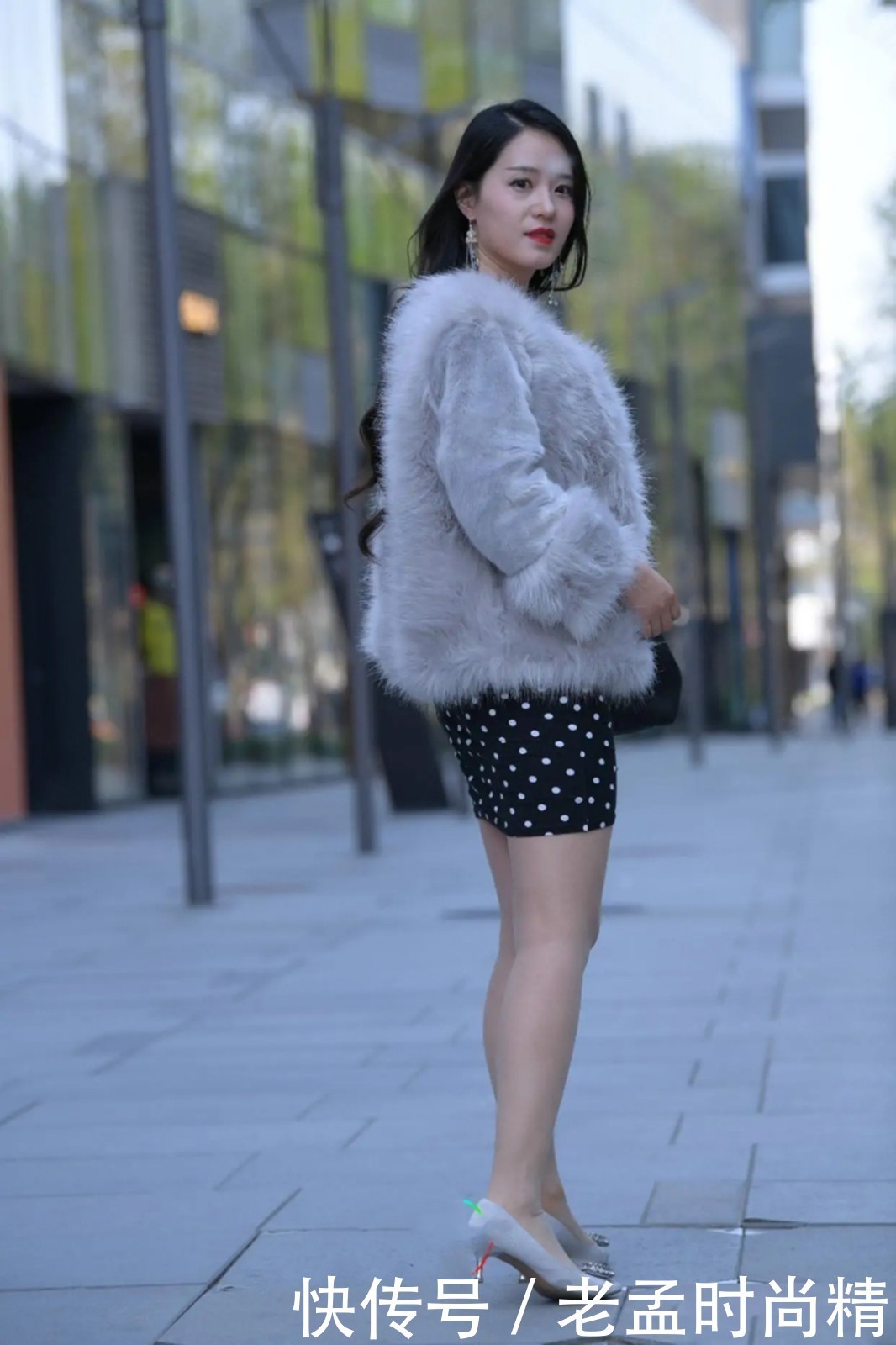 波点|时尚穿搭: 有一种洋气叫毛皮外套搭配波点裙, 高贵时髦又显白