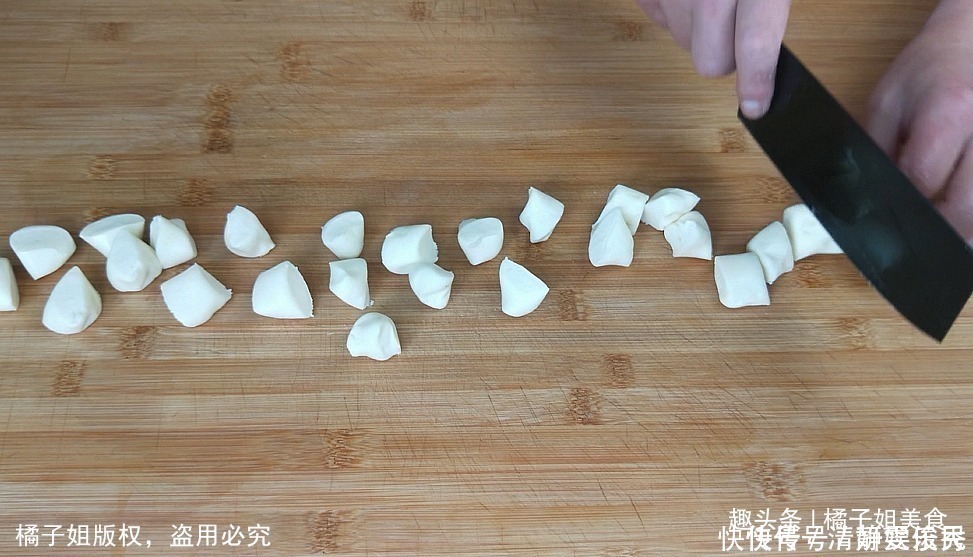 土豆我家从来不炒,教你秘制新做法,一次做4个,香辣筋道超好吃