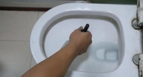 赶紧把牙膏挤到白醋里,真是厉害了,了解一下,学会告诉家里人