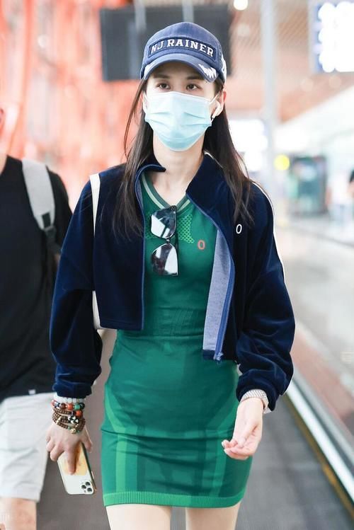 性感|超短外套有多时髦,看看小姐姐这样穿,秒变性感美女!