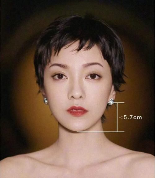 40岁的职场女人，很适合这4款“贴耳短发”，干练优雅又显脸小