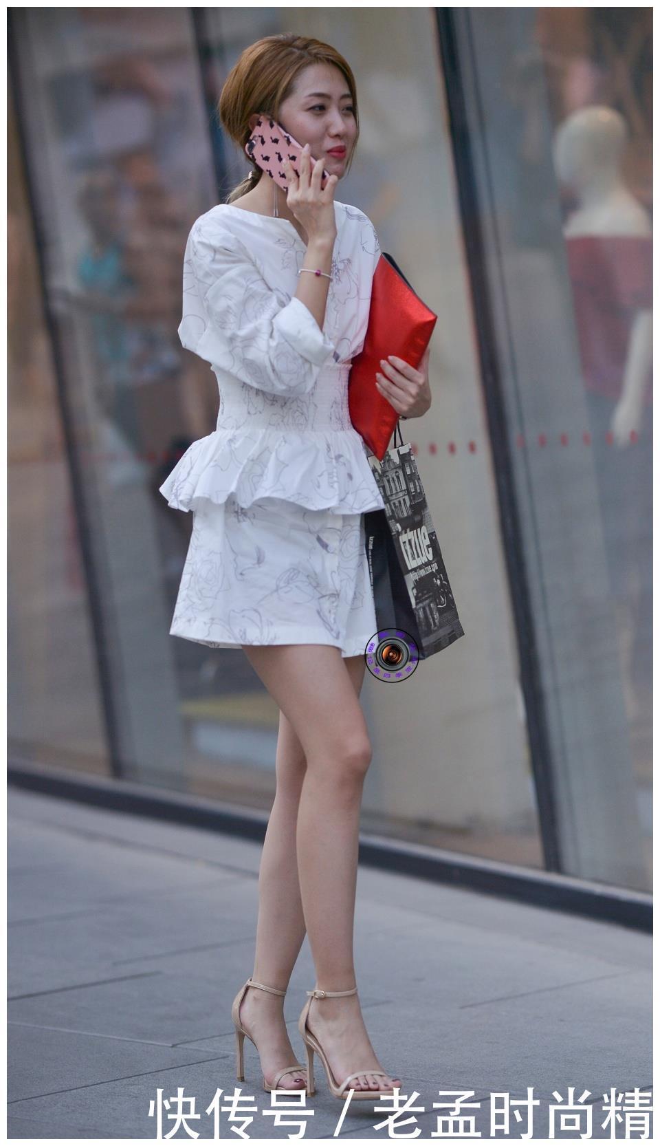 秋天|街拍:时尚美女秋天穿裙子,一身收腰短裙套装,显身材还有气质