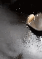 |搞笑GIF趣图女朋友生气了,我要好好哄一下她!