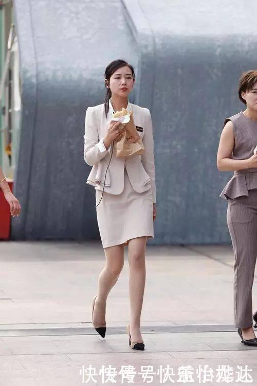 职业装 美女职业装搭配一双黑色高跟鞋,不但很有气质,而且丝毫不会逾越