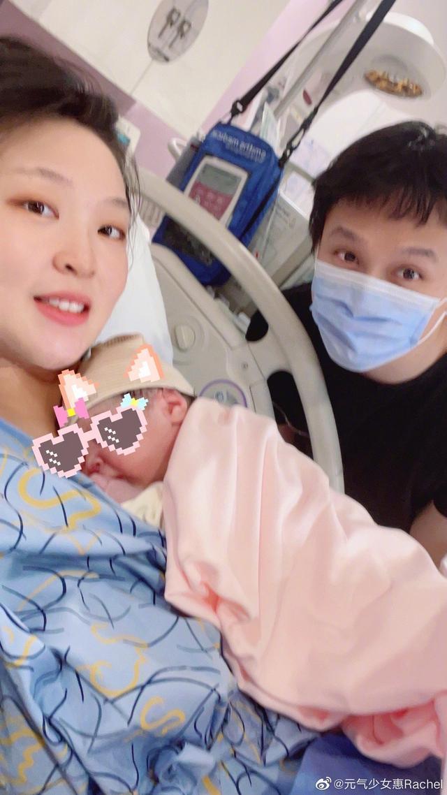 魏秋月|3口之家!惠若琪和老公,抱女儿拍照!30岁女排前队长,美丽幸福