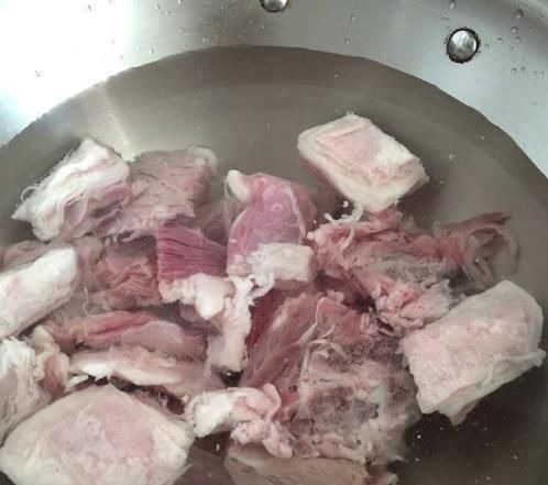 炖羊肉,不用放太多香料,这三种就够了,肉软烂不臭,汤浓美