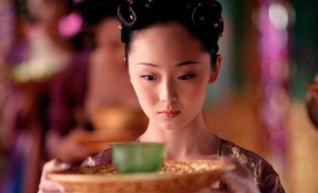 起床|皇帝起床后要“洗龙沟”，宫女为何不避开，还抢着要上前伺候