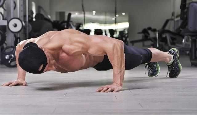 做俯卧撑|男人长期健身却只选择做“俯卧撑”，最后会变成什么样子？