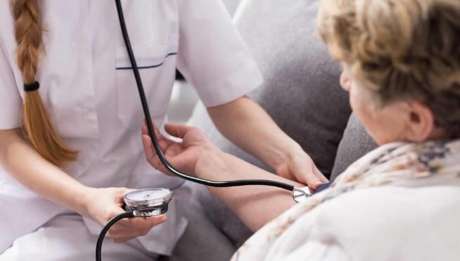 注意,高血压患者不能乱吃药,5类药物千万不要碰