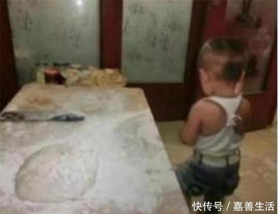 面粉|“我妈已经三天没打我了”,4岁儿子趁妈妈睡觉玩面粉,场面失控!