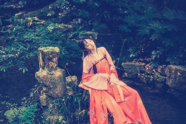 裙子|古代女子穿裙有哪些讲究?拜倒在石榴裙下,这一典故出自何时