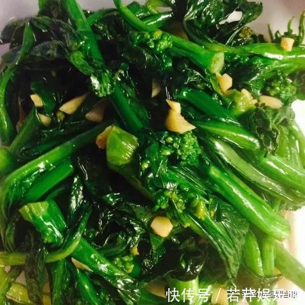 发黄|炒菜心时，牢记“1干1浇”的窍门，菜心鲜绿无比，爽脆还不发黄