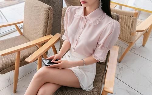 气质|韩国网红模特孙允珠粉色蕾丝花边衬衫搭配白色高腰修身A字裙网拍