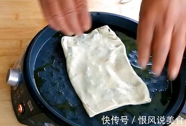 农村妈妈教你葱油饼最简单的做法,香酥好吃,咬一口满嘴香
