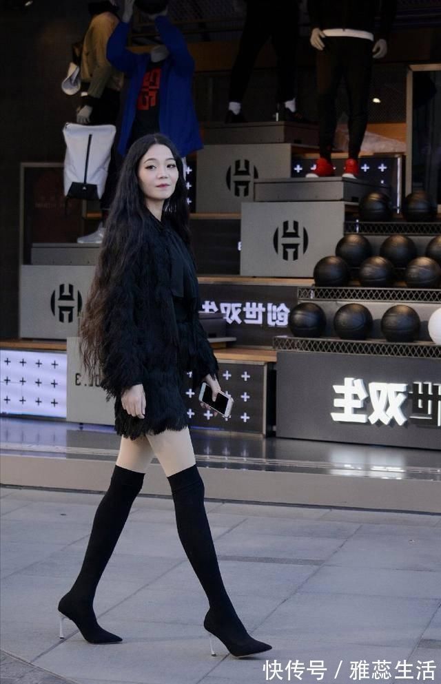 小姐姐|路人街拍,姑娘穿浅蓝色牛仔裤搭配白色背心,衬托出优美曲线