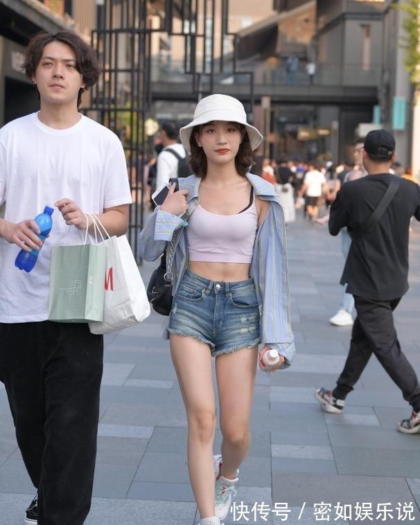 裤子 贴身包臀的瑜伽裤,经典的尖头细跟设计,凸显皮肤白皙大气沉稳