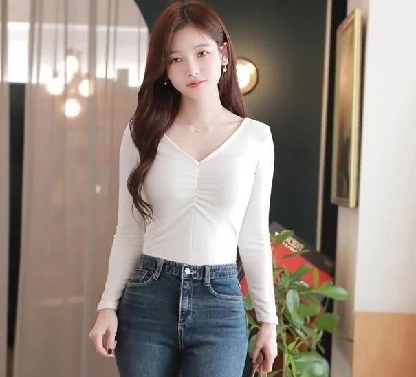 白色打底搭配简约的时尚搭配修身牛仔裤,穿着华丽帅气