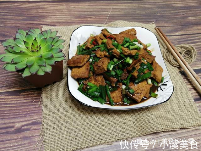甜面酱|老豆腐这样做，比肉还好吃，香辣过瘾，二斤豆腐不够我家一顿吃的