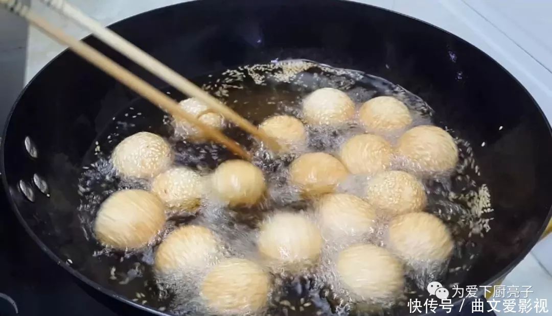 大米团子|3勺糯米粉,1碗大米,教你简单一做,比麻团做法简单,比锅巴好吃