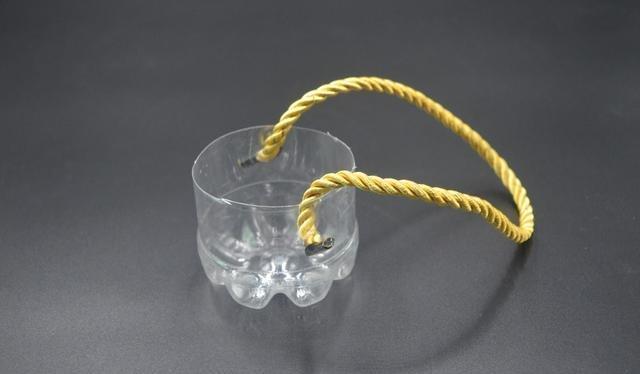 塑料瓶上穿一根绳子,放在卫生间一年省下不少钱