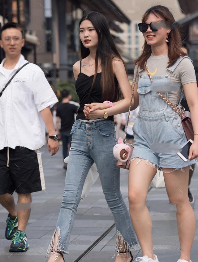 风范 两个女孩的气质不同,穿衣款式也就不相同,身材极棒!