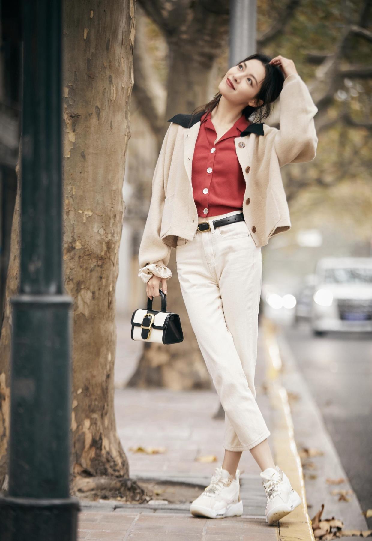 气质|钟楚曦的气质无可挑剔,蝴蝶印花套装秀好身材,高挑曼妙不输超模