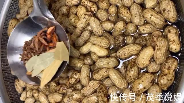 煮盐水花生时,加1样东西,咸香入味久存不坏,越吃越上瘾