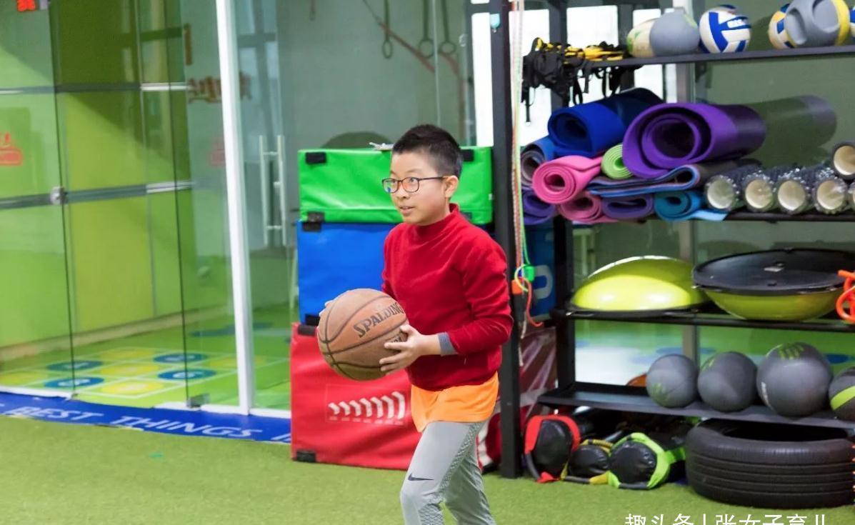 父母|12岁男孩身高近180cm,父母身高不到170cm,怎么做到的呢