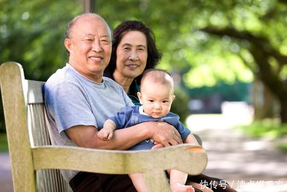 孙子亲还是外孙亲,2个老人说出答案,值得思考