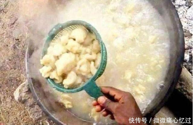 非洲人模仿中国人做饺子,看到成品后笑岔气!就算给我钱也不吃