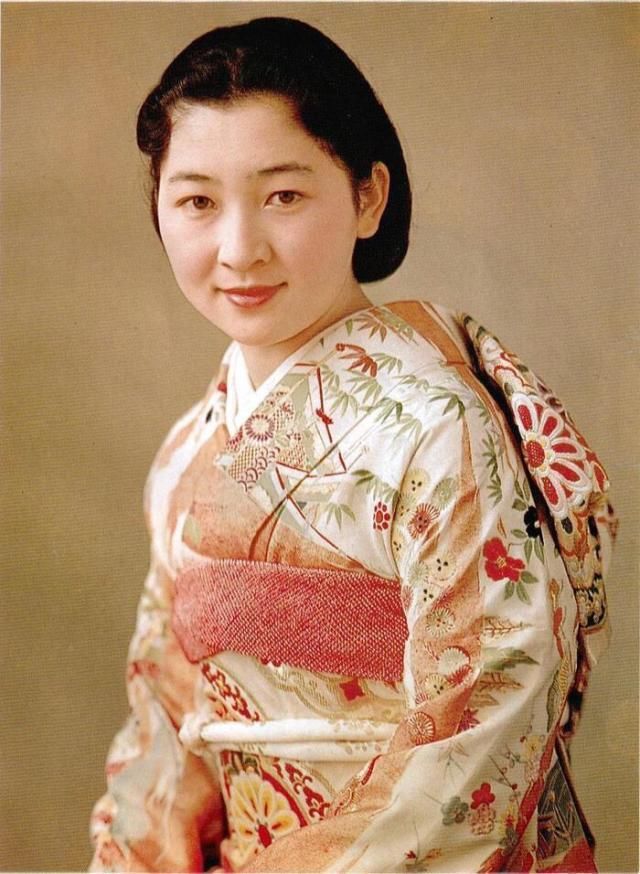 美智子|日本皇后美智子年轻时有多美？看完这组罕见的老照片，你就明白了