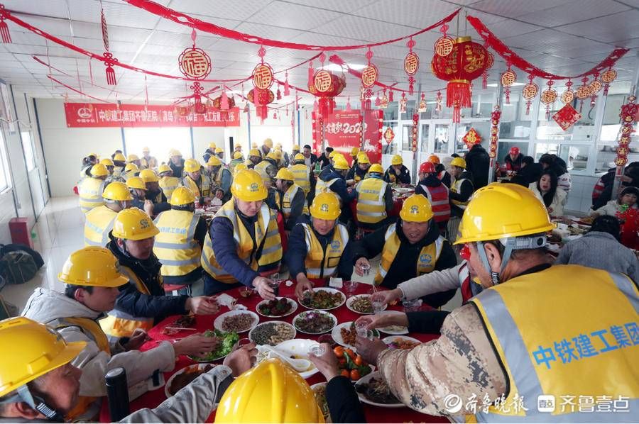 春节|工地上摆起团圆饭，青岛建筑工地“暖心大招”留工人在青过年