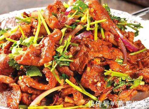 翻炒均匀|色泽褐红口味咸鲜,香滑鲜嫩营养加倍,孩子多吃春天个头蹭蹭长