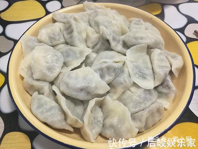 婆婆包的饺子,鲜,软,多汁,咬一口饺子馅汁顺嘴流!