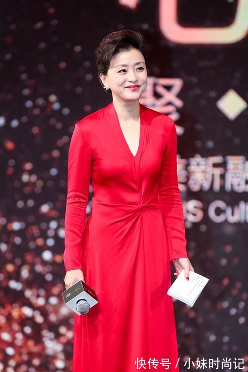 连衣裙|杨澜:腹有诗书气自华,一袭黑色斜肩连衣裙高级洋气,气质端庄