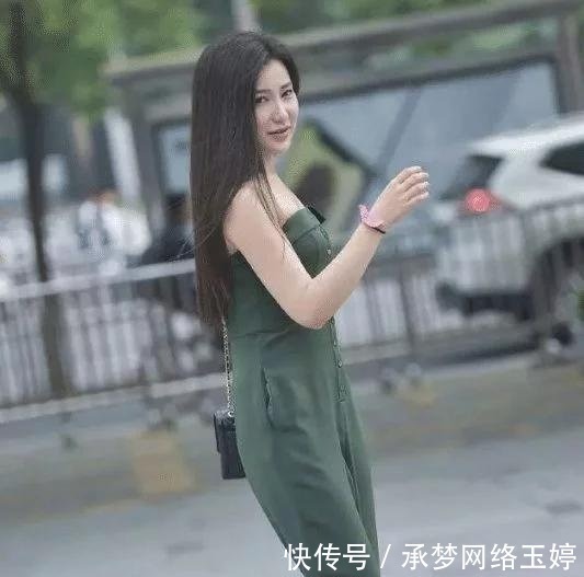 清纯|修身上衣搭配白色阔脚裤，干净优雅，清纯灵动