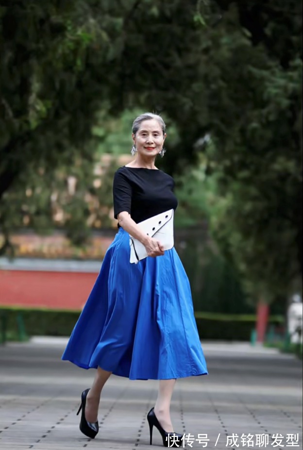 中老年人|被这位奶奶的装扮圈粉,70岁高龄穿半身裙配高跟鞋,美丽优雅时尚