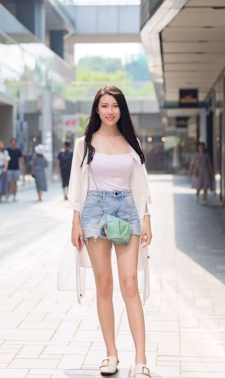 短裤|戴眼镜的美女，身穿吊带搭配黑色短裤，大秀修长美腿