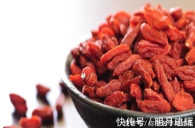 日常生活中|枸杞加它泡水喝，一周后，或许可以把肾补强，肝也逐渐变干净！