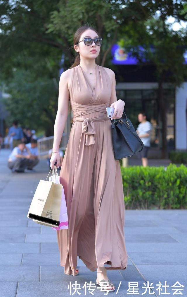 路人街拍你和女神的距离,就差这条“奶茶裙”了