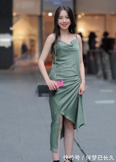 绿色连衣裙|墨绿色连衣裙搭配黑色高跟鞋,贴身舒适,彰显慵懒风格
