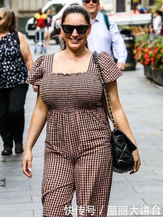 看起来很|凯莉·布鲁克穿格子连身裤优雅大方,脚踏拖鞋清爽自在