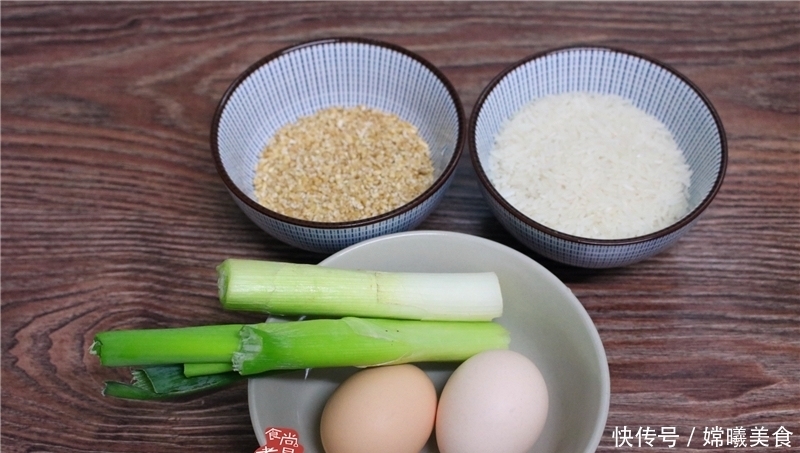 两个鸡蛋加两勺粗粮,搅一搅,煎一煎,点心快速做好,营养又健康