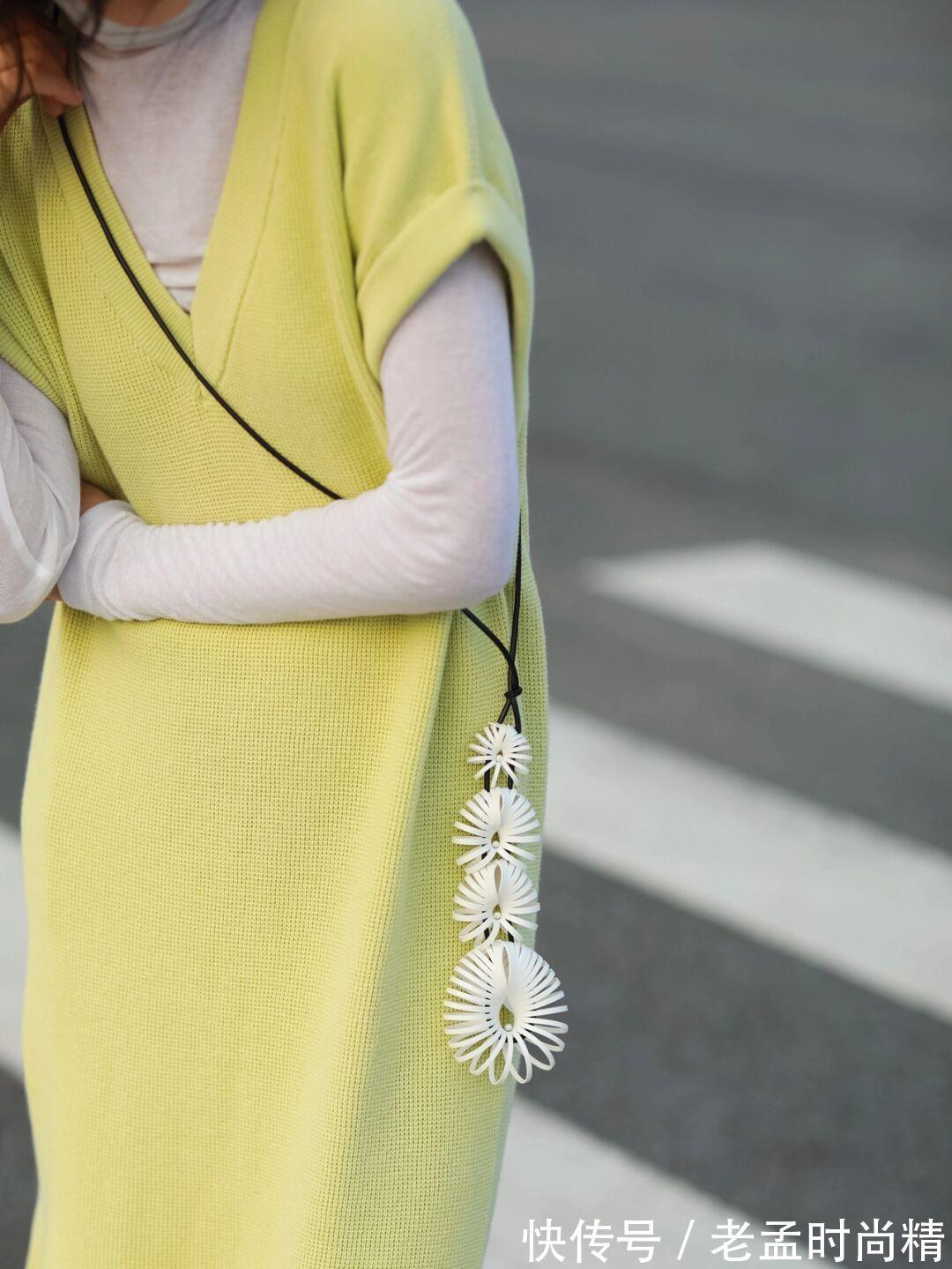 搭配|秋天精选:时尚博主小姐姐演绎针织连衣长裙+打底衫,优雅与个性