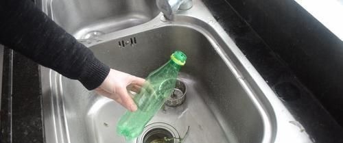 今天才知道，洗碗池上放个塑料瓶，有一个隐藏实用功能，太实用了
